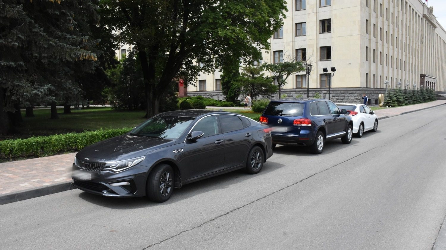 Широкий выбор иномарок: на каких авто ездит ставропольская власть8
