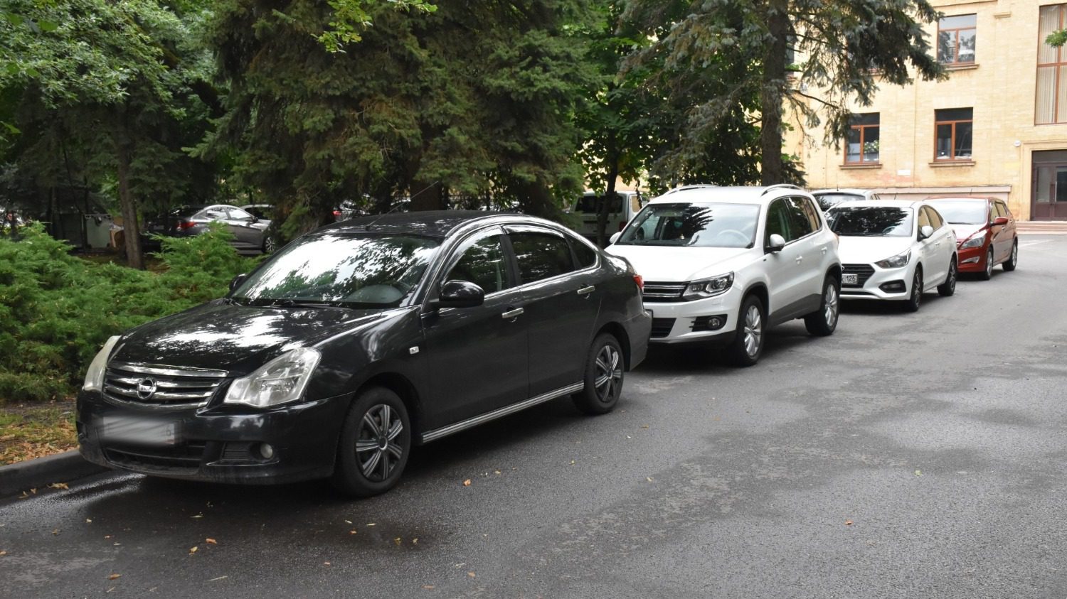 Широкий выбор иномарок: на каких авто ездит ставропольская власть6