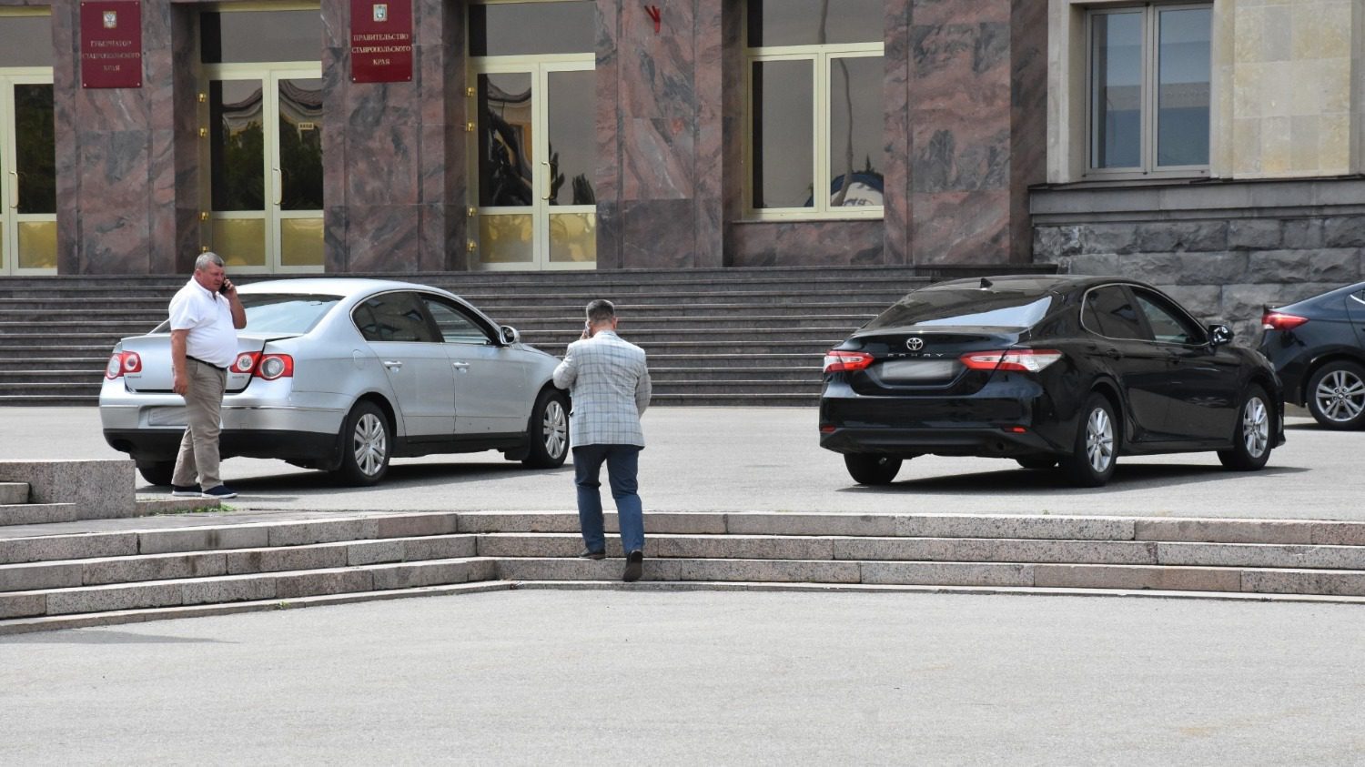 Широкий выбор иномарок: на каких авто ездит ставропольская власть26