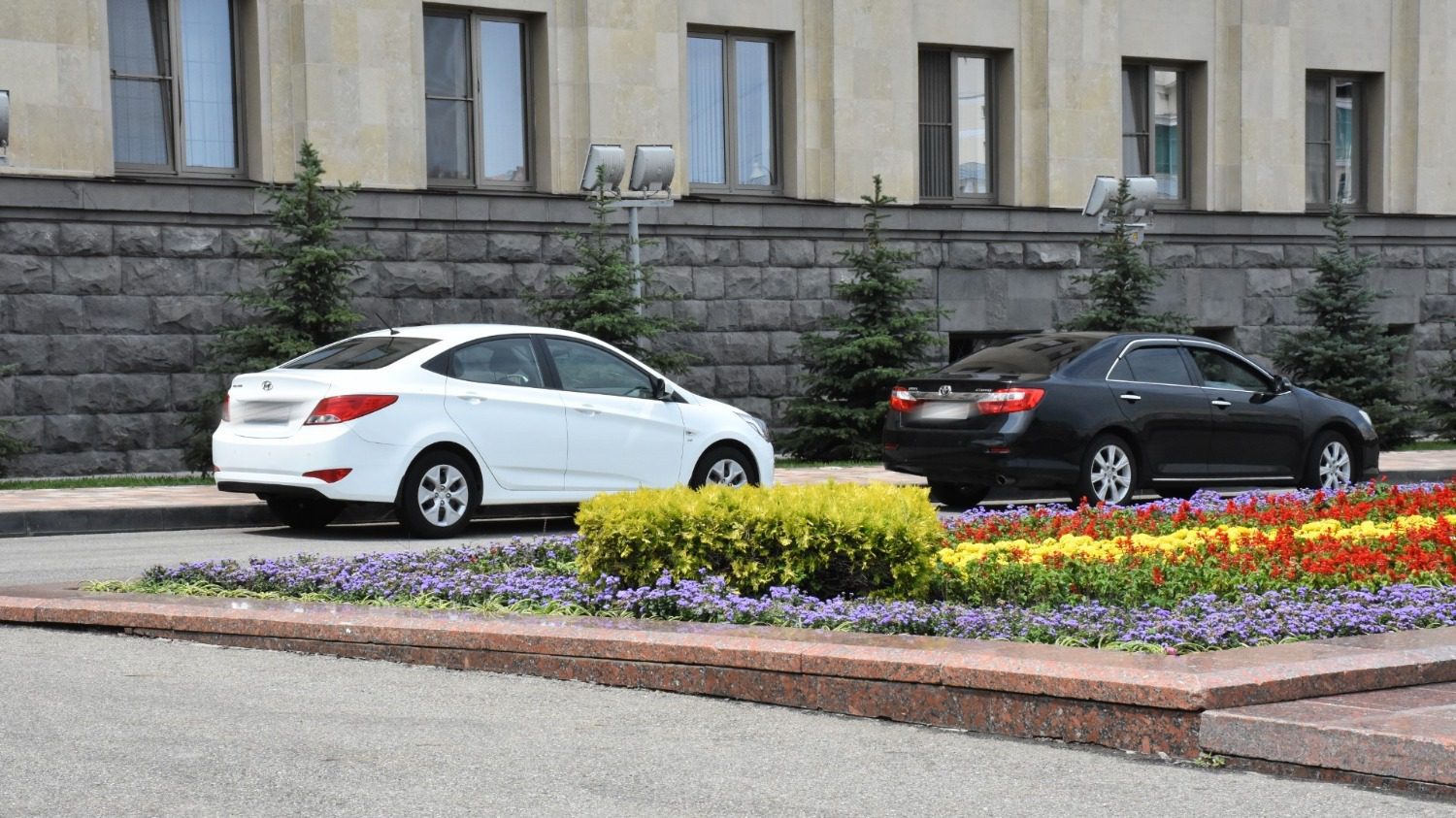Широкий выбор иномарок: на каких авто ездит ставропольская власть21