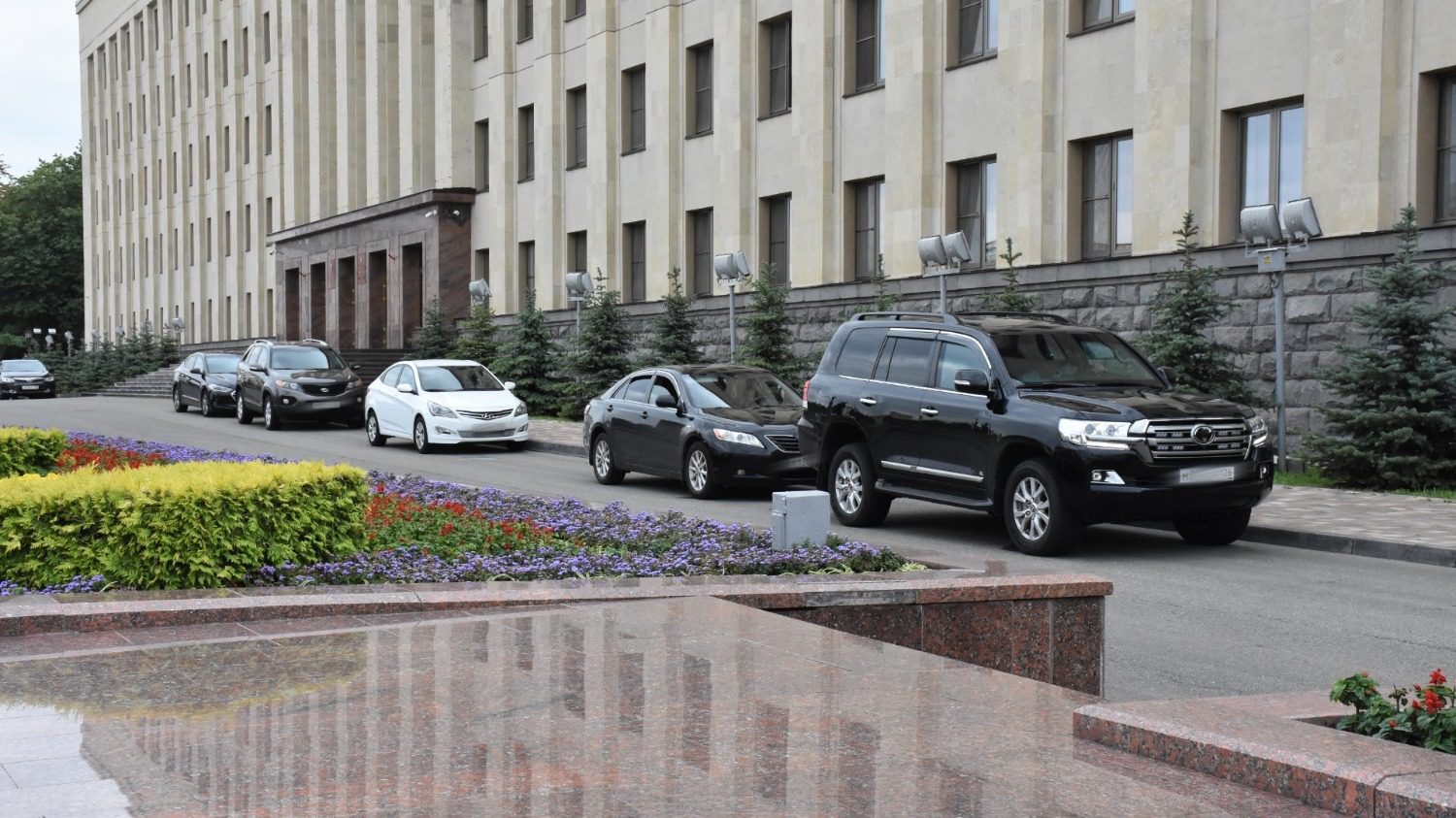 Широкий выбор иномарок: на каких авто ездит ставропольская власть25