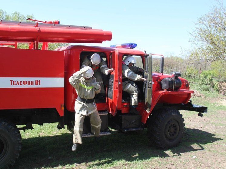 Спасатели дважды выезжали тушить пожар на одной улице в ставропольском селе