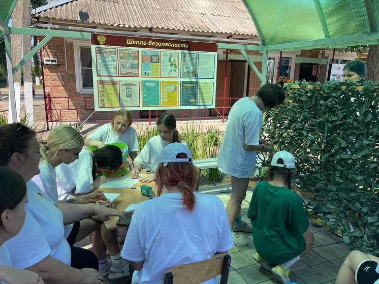 Ставропольские школьники на каникулах плетут для бойцов СВО маскировочные сети