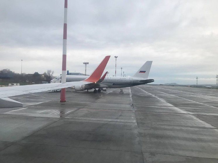 В аэропорту Минеральных Вод самолёт вернулся на стоянку из-за протечки топлива