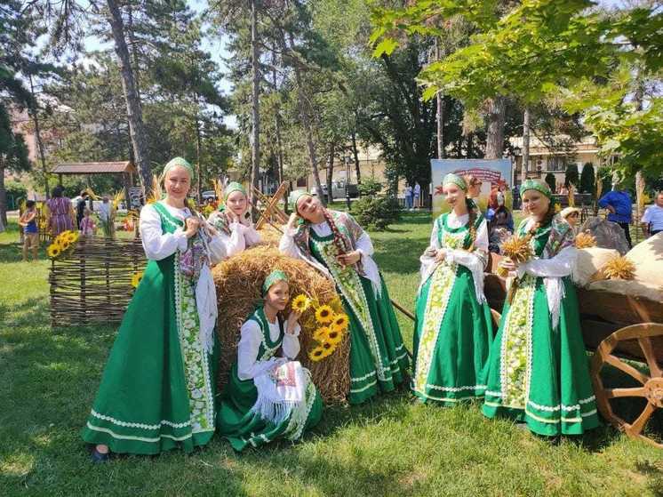 В Георгиевском округе отмечают фольклорный фестиваль с концертом и угощением