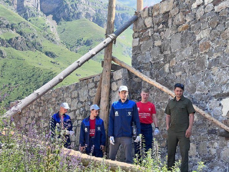 В горной Ингушетии активисты очистили территории у башенного комплекса «Харп»