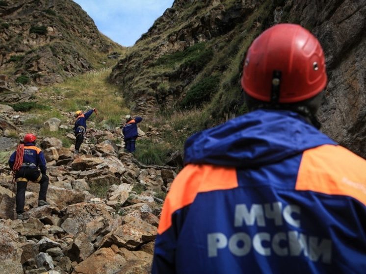 В КБР альпинисты запросили помощь спасателей: два туриста сорвались в пропасть