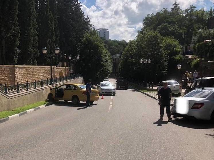 В Кисловодске на улице Герцена столкнулись две иномарки