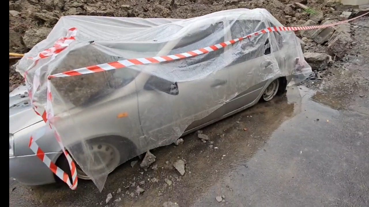 В Кисловодске показали последствия обрушения стены на машины1