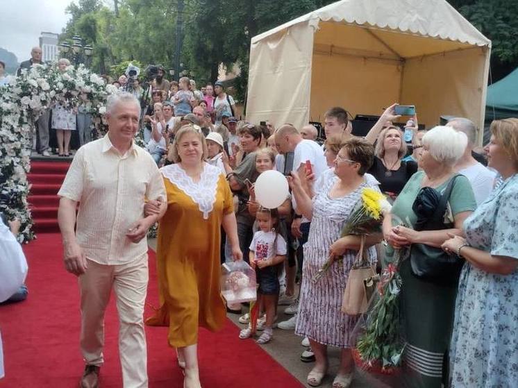 В Кисловодске провели обряд «Нарзанной свадьбы» для семейных пар