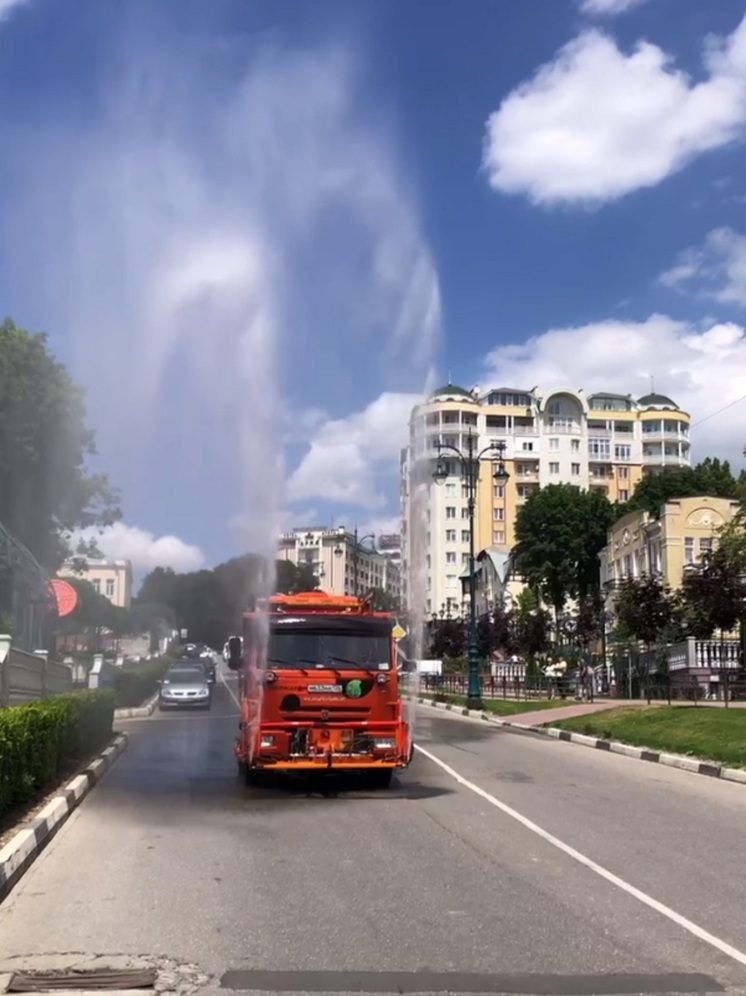 В Кисловодске спасаются от жары с помощью фонтана на колесах