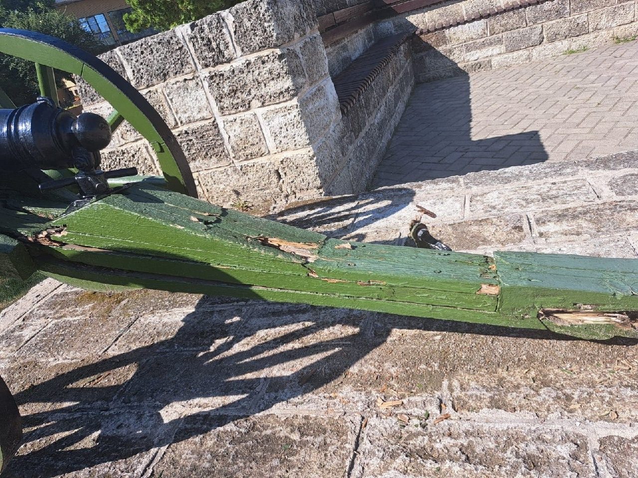 В Ставрополе после прыжков детей пушке на Крепостной горе понадобился ремонт3