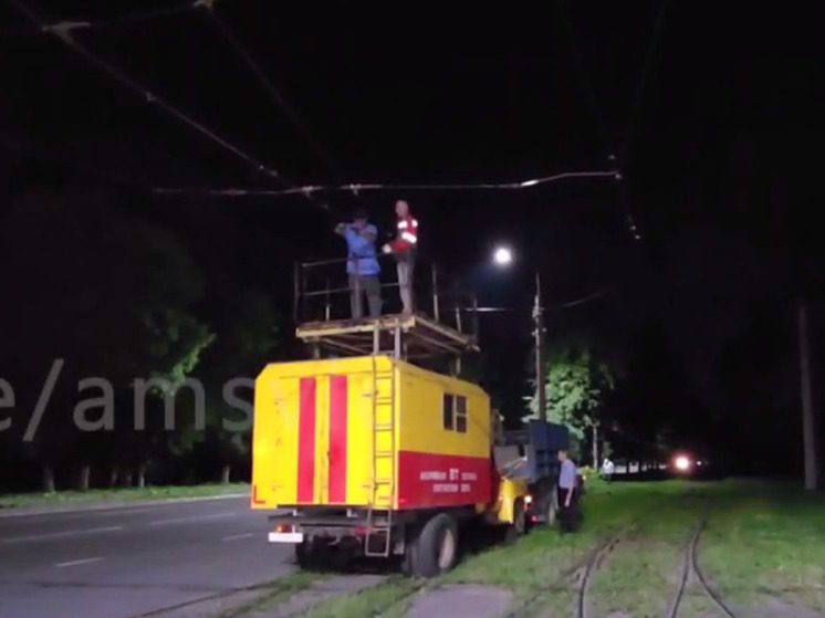 Во Владикавказе продолжается замена ветхого трамвайного контактного провода