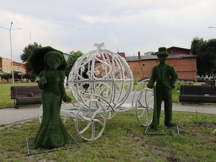 Во Владикавказе туристов просят не лазить в декоративную карету