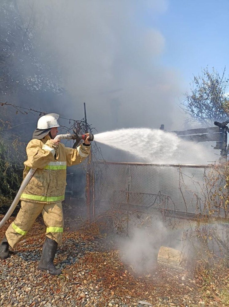 16 августа пожарныеСтаврополья потушили трехквартирный жилой дом и хозпостройку