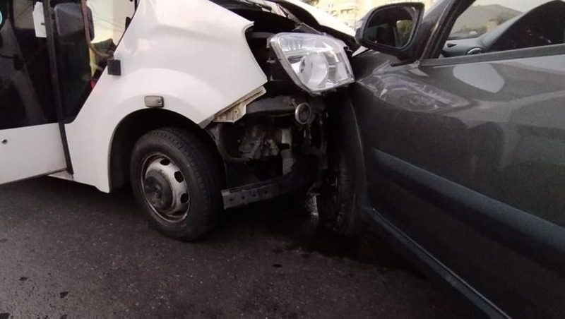 Четыре человека получили травмы в аварии с четырьмя машинами в Ставрополе
