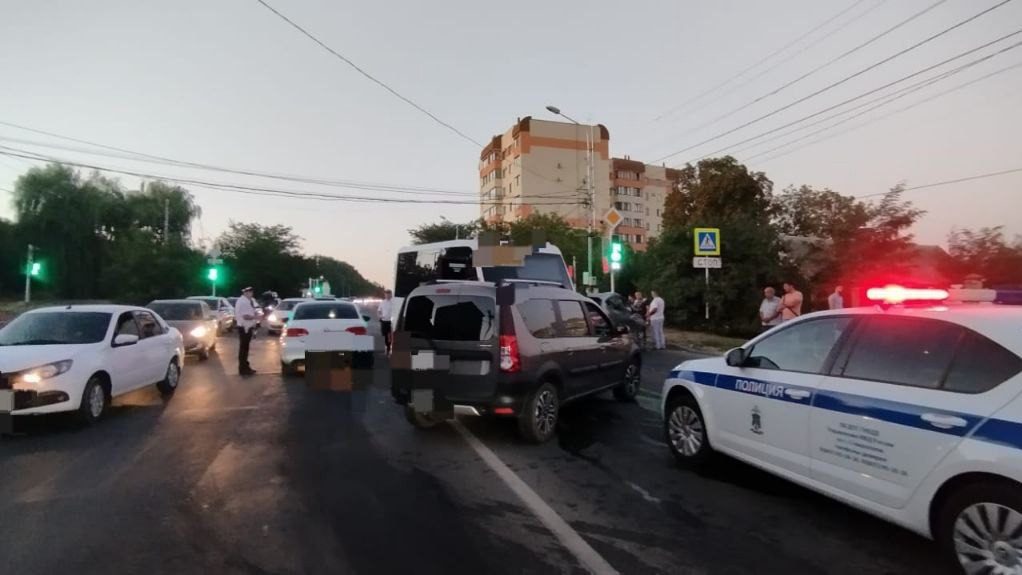 Четыре человека пострадали в массовой аварии с маршруткой в Ставрополе4