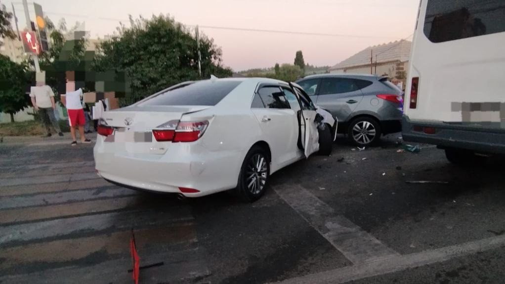 В свою очередь, Toyota врезалась в автомобиль Hyundai, в котором от удара пострадали два пассажира. Кроме того, ранения получили водитель и пассажир Camry.