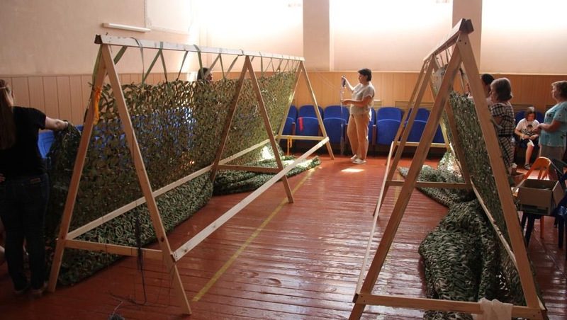 Десять маскировочных сетей изготовили для участников СВО жители Красногвардейского округа