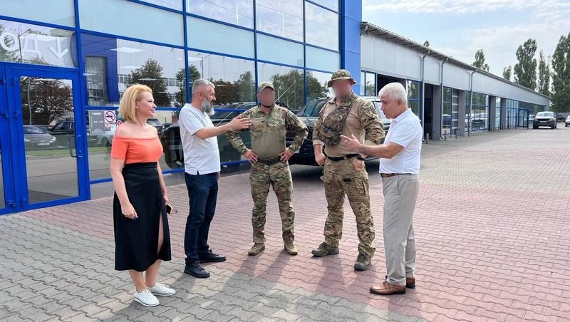 Десятый по счёту автомобиль передаст в зону СВО семья ставропольского депутата