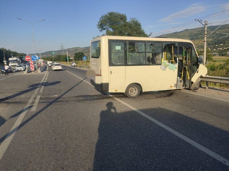 ГИБДД: в аварии с маршруткой в Кисловодске пострадали три человека