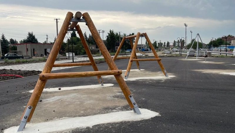 Из поваленных непогодой деревьев в Железноводске построили детские площадки