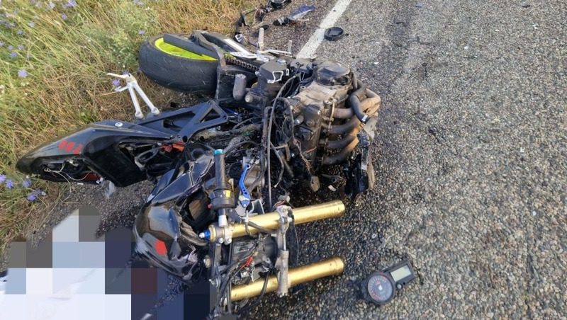 Мотоциклист бесправник погиб столкнувшись с автобусом на трассе в Изобильненском округе