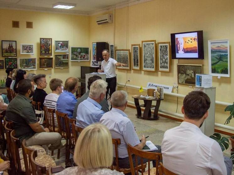 На Ставрополье открылась фотовыставка в честь 100-летия дагестанского поэта Расула Гамзатова