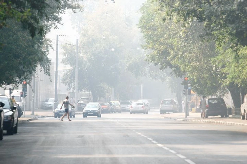 На смог и запах гари жалуются местные жители.