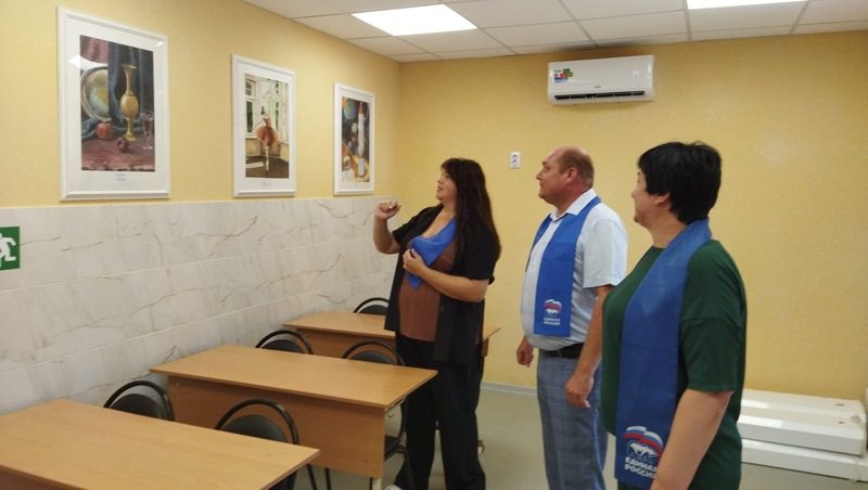 Партдесант проверил качество капремонта художественной школы в Александровском округе
