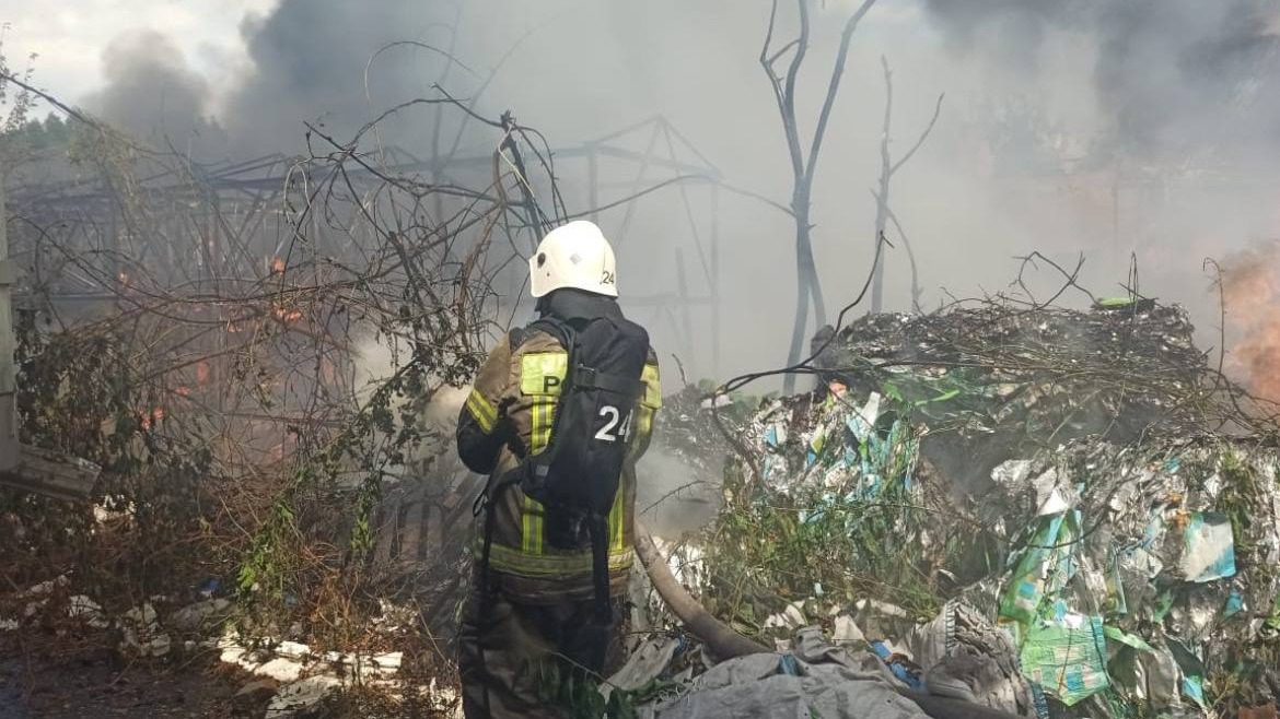 Пожарные локализовали пожар в ангаре с макулатурой на Ставрополье0