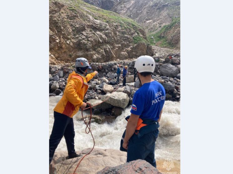 Спасатели помогли сбившимся с маршрута туристам в Баксанском ущелье КБР