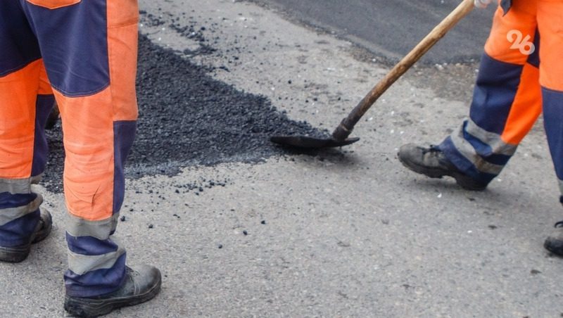 «Сползающую» дорогу в Минераловодском округе собираются отремонтировать после укрепления прилегающего берега