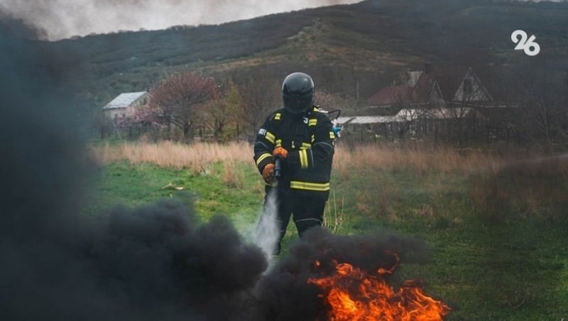 Сухая трава загорелась у подножия горы Верблюд на Ставрополье