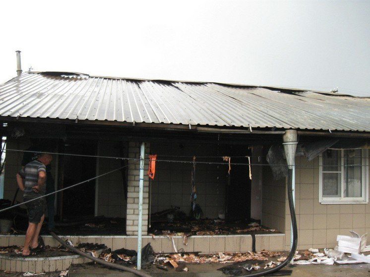 В Благодарненском округе пожарные спасли неходячую пенсионерку из горящего дома