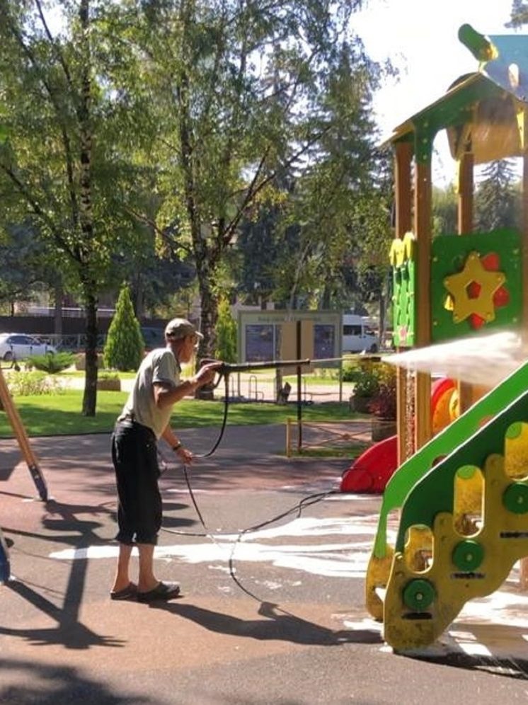В Кисловодске вымыли с шампунем все детские площадки