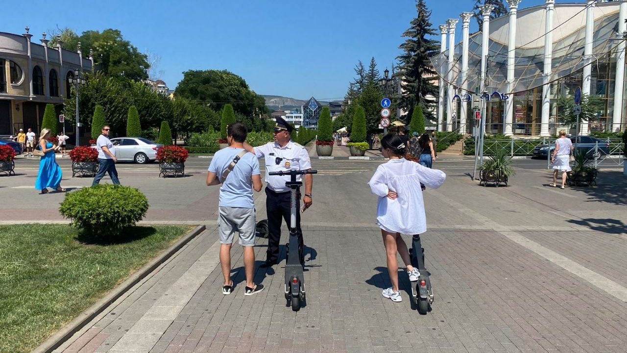 Сейчас нарушителями оказались два гостя курорта, заявившие, что не заметили знак. Размер штрафа составил 800 рублей.