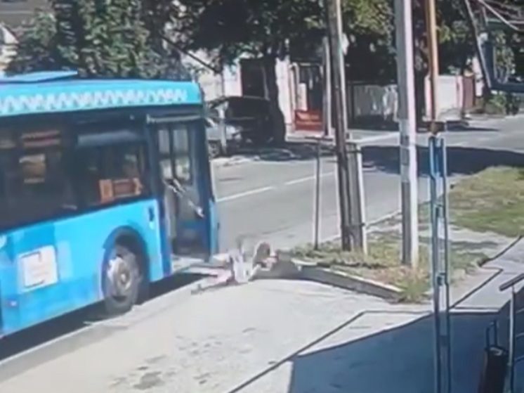  В Нальчике пенсионерка на полном ходу выпала из автобуса
