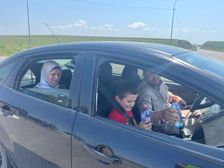 В Северной Осетии во время жары сотрудники ГИБДД раздавали водителям питьевую воду