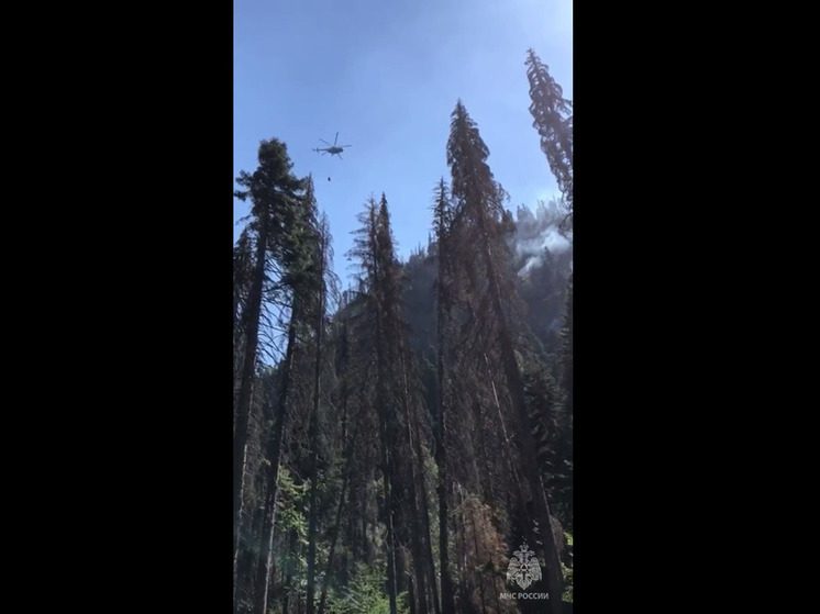 Вертолеты помогают тушить лесной пожар в Тебердинском национальном парке в КЧР