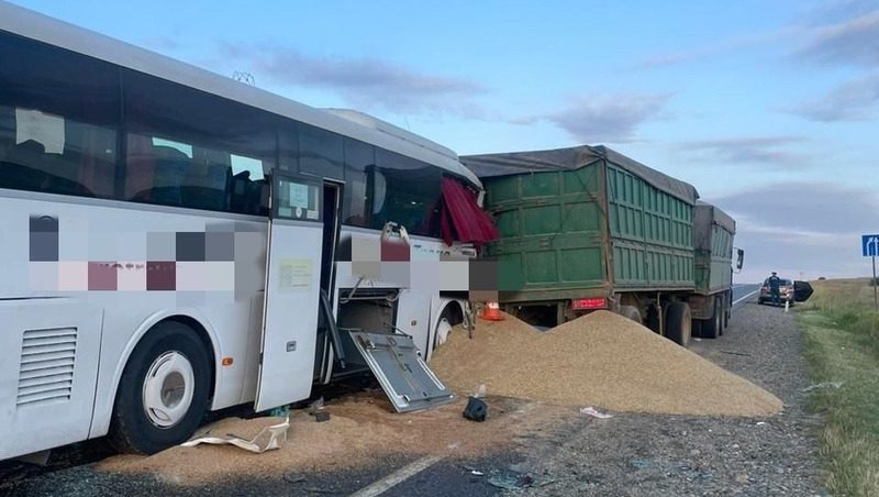 Водитель автобуса уснул за рулём и столкнулся с грузовиком в Петровском округе