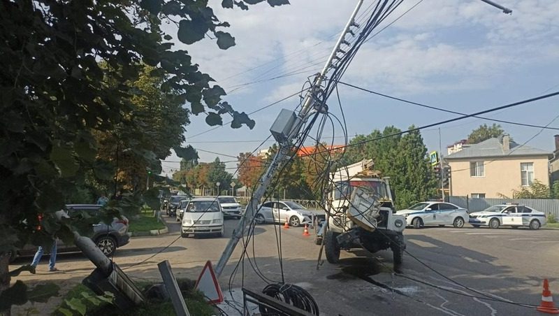 Водитель автовышки снёс опору ЛЭП в Кисловодске