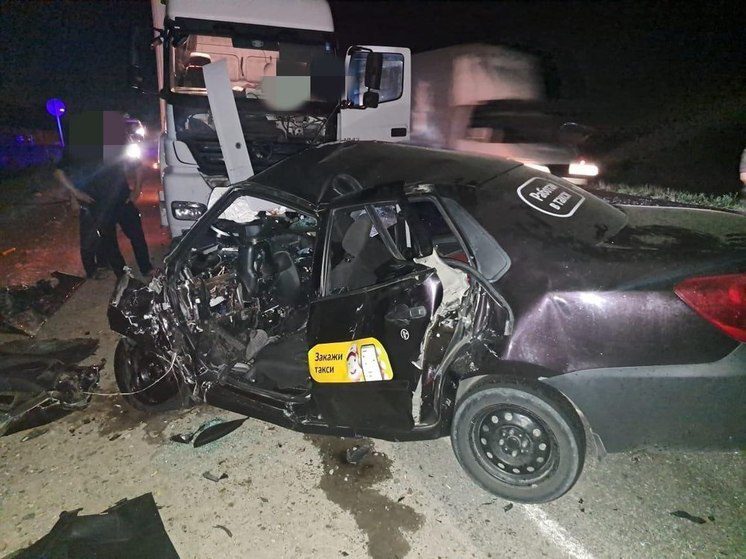 Водитель легковушки погиб в столкновении грузовика с иномаркой на Ставрополье