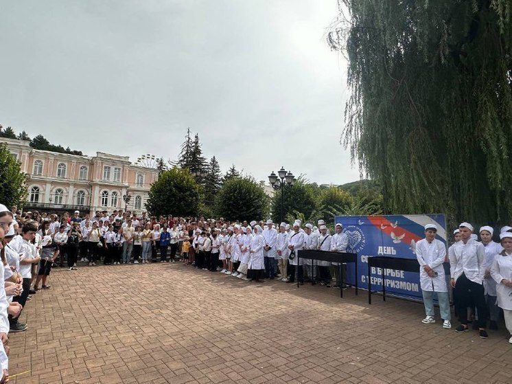 Более 1000 человек в Кисловодске пришли почтить память погибших в терактах