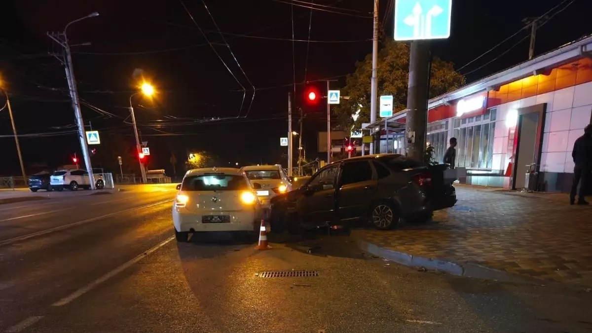 Травмы головы получила 12-летняя пассажирка BMW, ее доставили в больницу. 