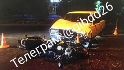 Грузовик рухнул на машину на стоянке аэропорта в Минводах0