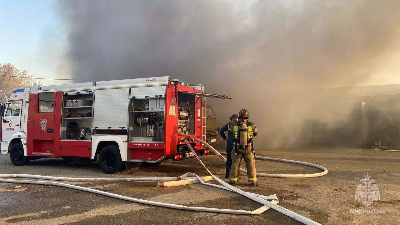 Крупный ландшафтный пожар перекинулся на склады и гаражи в Ставрополе2