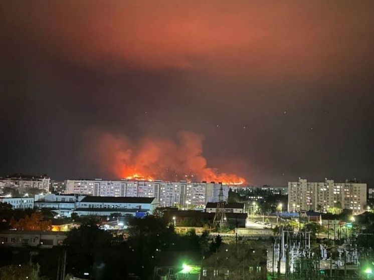 Масштабный ландшафтный пожар потушили в Невинномысске.