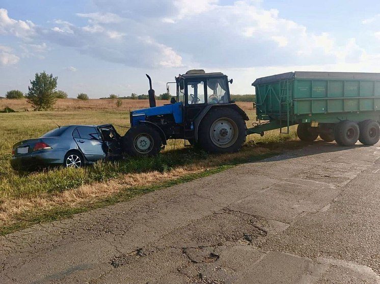 На Ставрополье водитель иномарки попал в реанимацию после ДТП с трактором