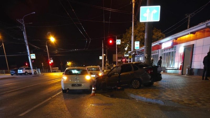 Начинающий водитель-лихач спровоцировал тройное столкновение машин в Ставрополе 